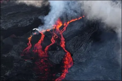 C'est l'endroit le plus visité de cette île et le troisième volcan le plus actif au monde avec une éruption tous les 9 mois : il est entré en éruption plus de 150 fois depuis le 17e siècle. Tourisme sous surveillance car, on ne s'approche des cratères qu'avec l'autorisation de la préfecture. 
Alors, vous savez où l'on est ?