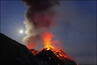 Il s'agit d'une île volcanique d'Italie faisant partie des îles Éoliennes, au nord de la Sicile. Ce volcan est l'un des plus actifs du monde, avec une éruption quasi-continue depuis 1300 ans environ.
Cette particularité, des éruptions régulières, qui sont visibles de loin, surtout la nuit, lui ont valu le nom de phare de la Méditerranée.
Qui est-il ?