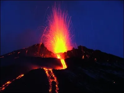 Il est le second volcan le plus actif au monde et le premier d'Europe. Il culmine à plus de 3,300 m et est en constante activité. Sa taille est en évolution, en fonction du matériel qui s'accumule à chaque éruption et des murs qui s'écroulent.
Il est apparu à de nombreuses reprises dans la mythologie grecque, en tant que Vulcain. 
Situez ce dieu du feu ?