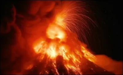 C'est le volcan le plus actif des Philippines. Il est célèbre et dangereux, souvent en éruption ; il crache des jets de lave à des centaines de mètres et projette des blocs à plus de 2 km, forçant ainsi l'évacuation de villageois. Quel est ce monstre ?