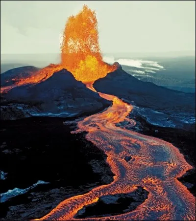 Son nom est un mot hawaïen signifiant "crachant". Avec 52 éruptions au cours du XXe siècle, il est le volcan le plus actif du monde : on considère qu'il est en constante éruption depuis 1983. Le volume de lave rejeté agrandit l'île à chaque journée.
Quel est ce montre ?