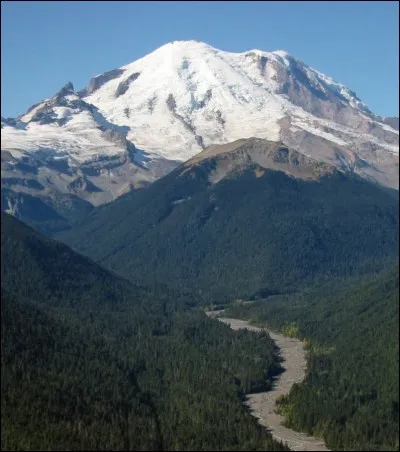 Ce volcan est situé à environ 90 km de Seattle. Le sommet (4,392 m) est composé de deux cratères qui empêchent la neige de s'accumuler à plusieurs endroits. La principale crainte concernant les dangers de ce volcan, provient des possibles coulées de boue car plusieurs villes sont sur le chemin d'anciennes coulées.
Quel est le nom de ce volcan ?