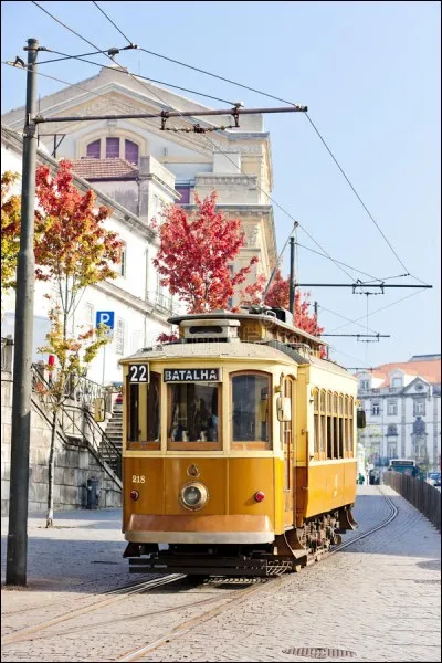 Le tramway de Porto au Portugal a &eacute;t&eacute; inaugur&eacute; en 1698.