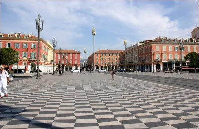 Une place Massena se trouve &agrave; Nice.