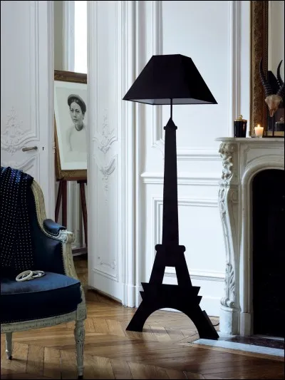 C'est une lampe en forme de tour Eiffel.