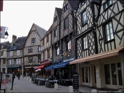 Pas forcément riches, comment appelle-t-on les habitants de la ville française de Bourges ?