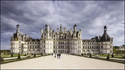 Quel nom est attribué à la population de Chambord, où on peut admirer un grand château construit sur ordre de François 1er ?