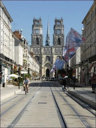 Allons dans la ville de Châteauroux, il y a beaucoup de châteaux et églises; ce sont les..