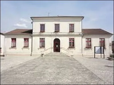 Je vous emmène à présent dans le Grand-Est, à Troussey. Village-rue lorrain typique, il se situe dans le département ...