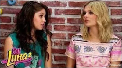 Avec qui Luna habite-t-elle ?