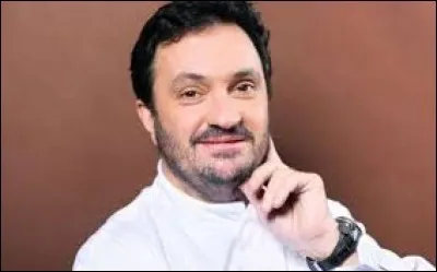 Yves Camdeborde est un chef cuisiner qui a été jury dans l'émission "Masterchef".