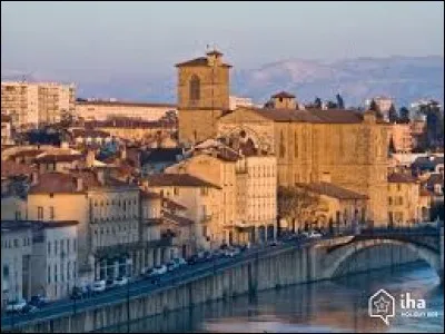 Romans-sur-Isère, capitale de la chaussure et connue pour ses lunettes, est une ville de l'Isère.