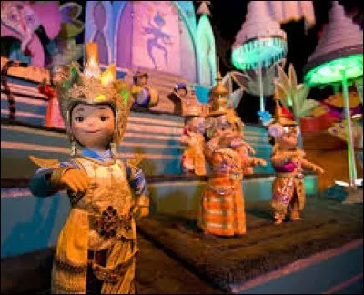Combien y a-t-il de poupées dans "It's a Small World" ?