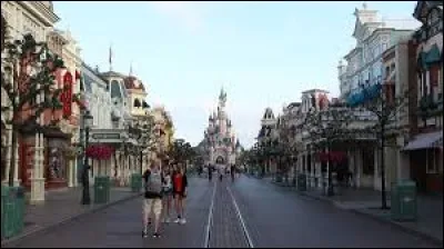 Comment s'appelle la "rue principale" dans Disneyland Paris ?
