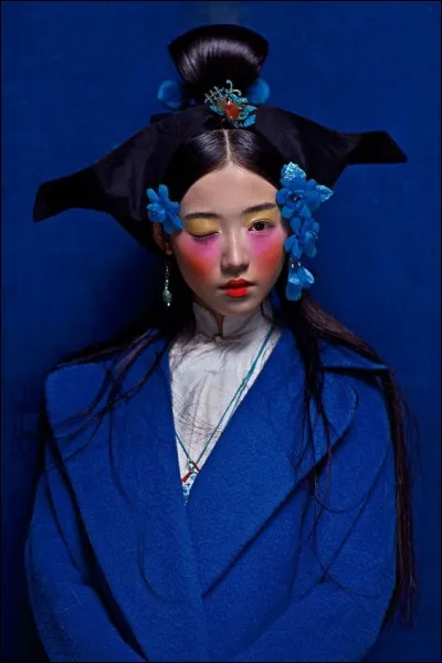 Cette image évoque les geishas japonaises. Quel est leur rôle social ?