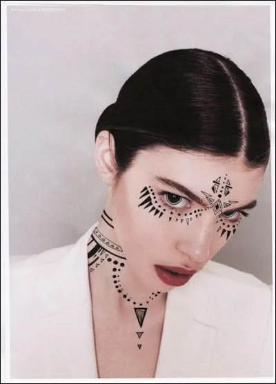 Avec quelle substance, les femmes maghrébines se font-elles de magnifiques tatouages éphémères ?