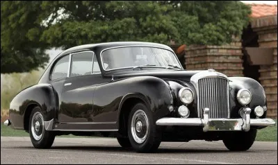 Quelle est cette voiture anglaise ?