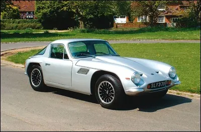 Quelle est cette voiture anglaise ?
