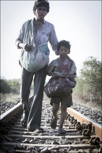 Apr&egrave;s son trajet en train, dans quelle ville se retrouve malgr&eacute; lui Saroo, personnage de "Lion" ?