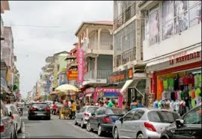 Je vous emmène maintenant dans la rue la plus commerçante de Pointe-à-Pitre. Elle est une sous-préfecture de ...
