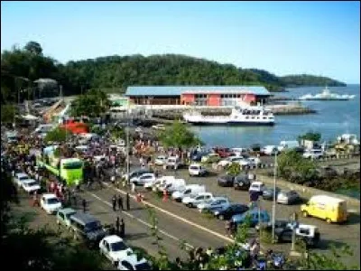 Je vous propose de partir à la découverte de Mamoudzou. Ville de plus de 71 000 habitants, elle est la préfecture du département n° ...