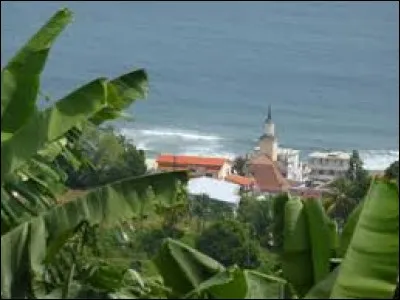 Bien que nous soyons dans les DOM, je vous emmène au Lorrain. Ville surnommée "le Royaume de la banane", elle se situe dans le département ...