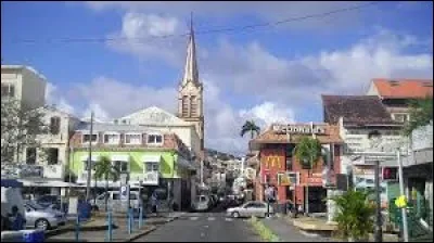 Comme nous chantait la Compagnie Créole, je vous envoie des bons baisers de Fort-de-France. Ville de naissance d'Audrey Pulvar, Philippe Lavil ou d'Aimé Césaire, entre autres, elle est la préfecture de ...