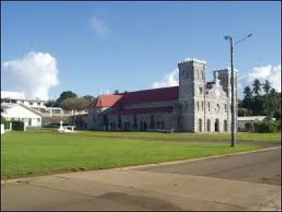 Et cette balade prend fin devant la cathédrale Notre-Dame de l'Assomption de Mata-Utu. Bien qu'elle n'ait pas le statut de commune, elle est tout de même le chef-lieu du Territoire d'Outre-Mer de Wallis-et-Futuna, qui porte le numéro ...