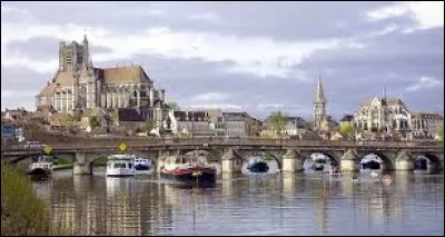 Petite visite d'Auxerre (Yonne), ville où les habitants se nomment les ...