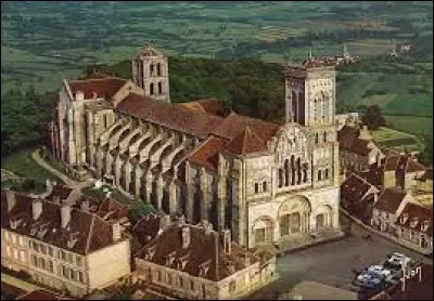Nous nous rendons à Vézelay (Yonne). Comment appelle-t-on les habitants de cette commune ?