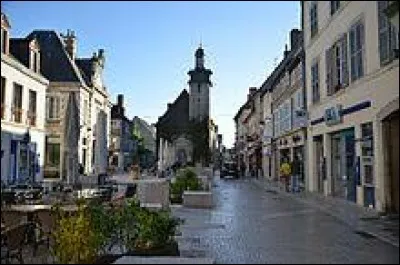 Partons sur la route des Grands Crus de Bourgogne, à Nuits-Saint-Georges (Côte-d'Or). Comment nomme-t-on les habitants de la commune ?