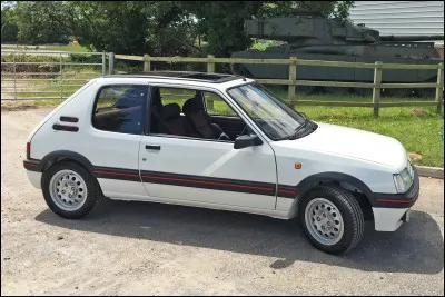 Quel logo la Peugeot 206 arborait-elle lors de sa première commercialisation ?