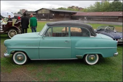 Quel blason cette Opel Olympia Record de 1955 portait-elle ?