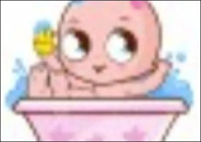 C'est l'heure du bain pour bébé Léa.