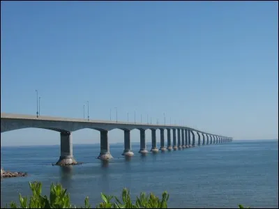 Quelle est la longueur du pont de la Confédération ?