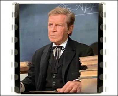 Quel est le nom de famille du détestable professeur de Mary & Laura ? (saison 2)