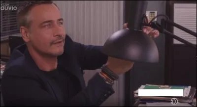 Quel est le nom du journal posé sur le bureau du commandant ?