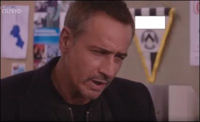 Le fanion derrière le commandant correspond au club...