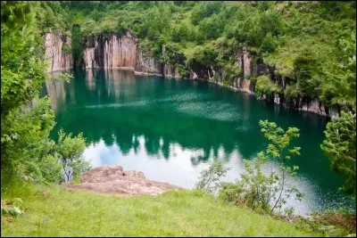 Ce lac de Madagascar, situé à quelques km d'Antsirabe, possède des eaux d'un vert opaque foncé et le tout semble entouré d'une atmosphère étrange. Il faut lui être respectueux, conséquemment il est strictement interdit d'y nager si on a mangé du porc.
Où est-on ?