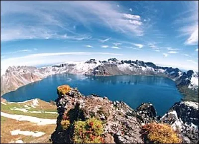 Différent de la région désertique du Xinjiang qui l'entoure, le paysage qu'offrent les montagnes environnantes est bien captivant. Les versants verdoyants font ressortir la beauté du lac céleste et celui des pics enneigés.
Quel est le nom de ce lac qui ne mesure que 5 km², mais qui a une profondeur de presque 100 m, une cuvette où les eaux de la fonte des neiges viennent s'accumuler ?