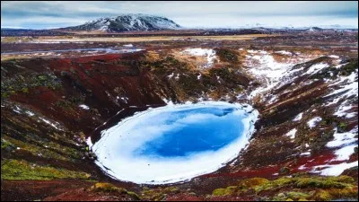 C'est à cause de la teneur du sol en minéraux, que ses eaux prennent une couleur algue-marine profonde et intense. Ce bleu néon s'oppose au rouge de la roche volcanique adjacente. Il n'est vieux que de 3000 ans soit, la moitié moindre que ses voisins islandais.
Quel est ce lac ?