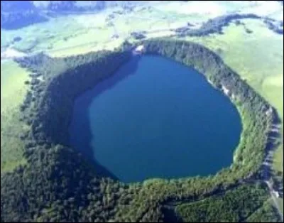 En terme de géomorphologie, il est récent soit le plus jeune édifice volcanique de France métropolitaine. Ses eaux riches en oxygène contiennent du zooplancton et des poissons tel l'omble chevalier. 
Par temps clair, sa couleur est bleu-nuit, par contre, en temps d'orage, ses eaux profondes sont sombres. Il attire 200 000 visiteurs l'an, quel est-il ?