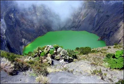 Ce lac volcanique du Costa Rica, s'est un peu vidé après l'éruption de 2013. Le volcan culmine à 3 432 m et son cratère héberge un lac acide. Depuis que les Espagnols sont arrivés, on a recensé jusqu'à 23 éruptions. 
Une combinaison de facteurs aggravants fait en sorte que cet endroit constitue une des sources de risques majeurs pour la vallée Centrale.
De quel endroit parle-t-on ?