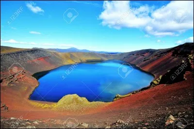 Son nom islandais veut dire mare de boue, pourtant ses eaux sont d'un bleu sombre. Sur ses rives de laves rougeâtres, on trouve la présence fréquente de neige, si bien que les 3 couleurs du drapeau national y sont souvent représentées.
Quel magnifique endroit est-ce ?