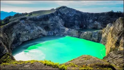 Ce lac volcanique participe à un phénomène étrange et peu compris. Ils sont trois lacs, originaires du même volcan : les 3 ont des teintes différentes, deux allant du rouge au vert.
Où peut-on trouver ce lac intriguant ?