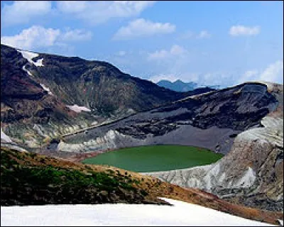 Comme ce beau lac bleu turquoise change de teintes avec le temps, on le surnomme le lac des cinq couleurs. Il offre depuis le deuxième siècle, une source chaude et a maintenant été développé comme un complexe touristique doté d'une station de sports d'hiver réputée au Japon.
Trouvez-le parmi les 3 plus bas ?