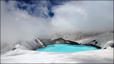 À près de 3000 m d'altitude, bien qu'il soit en Nouvelle-Zélande, il entretient un climat alpin qui lui offre ces neiges éternelles et quelques glaciers.
Ce lac est profond et le volcan actif : à chaque éruption, il se remplit de nouveau.
Vous pouvez le trouver parmi les 3 cités plus bas.
