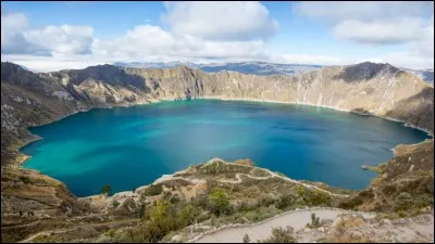 Vous voyez le sentier de randonnée qui mène à observer les beautés de ce lac de 820 m de profondeur qui émet une lumière verdâtre provenant des minéraux dissous dans l'eau.
Il y a 800 ans, une explosion a créé ce lac et des fumerolles nous le rappellent à l'existence. 
Qu'est-ce ?