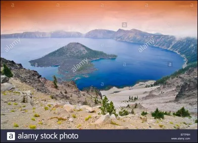 Il est le lac le plus profond des Etats-Unis, avec près de 600 m. La pluie et la neige se chargent de son approvisionnement. Les Amérindiens, qui habitaient la région, croyaient que la montagne était habitée par Llao, leur dieu des enfers.
Quel est ce lac ?