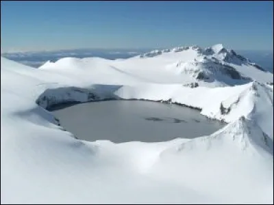 Le volcan (3 042 m) a explosé, la dernière fois, il y a 4000 ans, pour former ce magnifique lac de 5 km de diamètre, situé au sud du Soudan. 
Une activité fumerollienne subsiste toujours à l'intérieur de la caldeira, Ce qui signifie qu'il y a encore danger.
De quel superbe volcan parle-t-on ?
